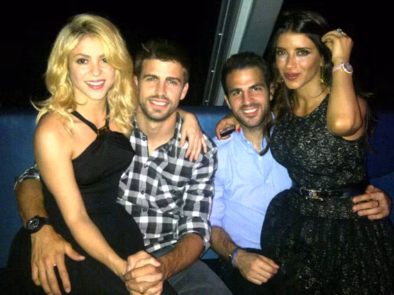 Pique và Fabregas chụp ảnh tình tứ với bạn gái Pique và Fabregas chụp ảnh tình tứ với bạn gái