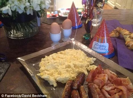 Bữa sáng đặc biệt do 3 cậu nhóc của David Beckham chuẩn bị để mừng sinh nhật bố