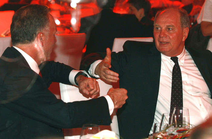 Hoeness và Karl-Heinz Rummenigge nói chuyện với nhau trong buổi tiệc Hoeness và Karl-Heinz Rummenigge nói chuyện với nhau trong buổi tiệc