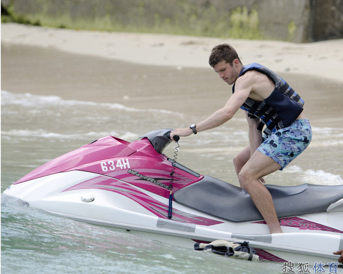 Carrick thư giãn với trò mô tô nước