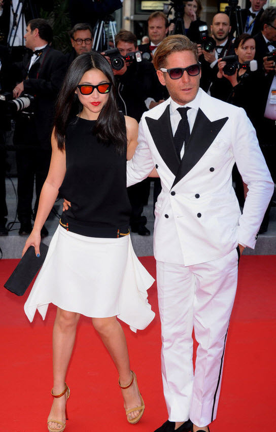 Xuất hiện tại buổi công chiếu bộ phim Madagascar 3: Thần tượng châu Âu ở Liên hoan phim Cannes lần thứ 65 cùng với bạn trai Lapo Elkann, siêu mẫu và diễn viên Zhu Zhu diện chiếc váy màu trang đen khoét lỗ 2 bên sườn táo bạo. Xuất hiện tại buổi công chiếu bộ phim Madagascar 3: Thần tượng châu Âu ở Liên hoan phim Cannes lần thứ 65 cùng với bạn trai Lapo Elkann, siêu mẫu và diễn viên Zhu Zhu diện chiếc váy màu trang đen khoét lỗ 2 bên sườn táo bạo.