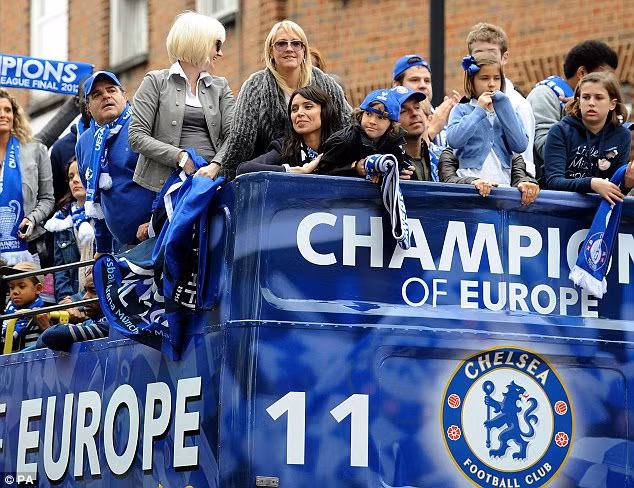 Trước đó, Frank Lampard và vợ sắp cưới diễu hành mừng chiến thắng của Chelsea ở Champions League