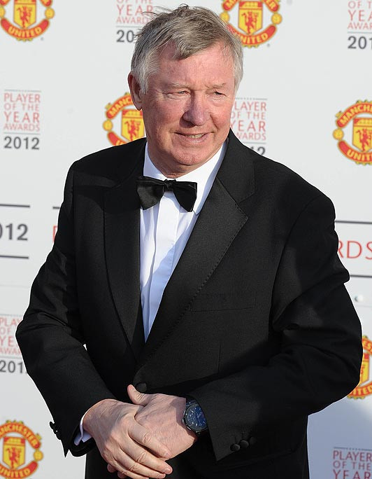 Alex xuất hiện với nụ cười tươi quen thuộc sau khi bị mất chức vô địch Premier League vào tay Man City Alex xuất hiện với nụ cười tươi quen thuộc sau khi bị mất chức vô địch Premier League vào tay Man City