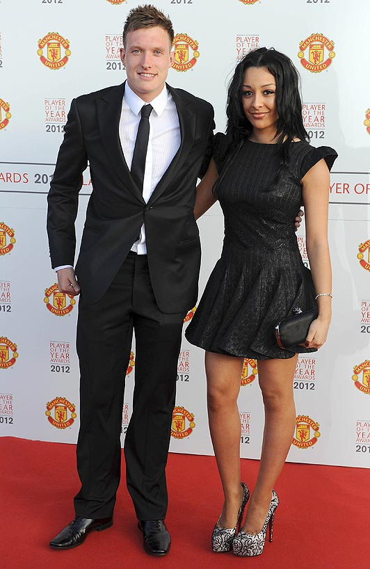Phil Jones tươi như hoa khi đứng cạnh bạn gái Phil Jones tươi như hoa khi đứng cạnh bạn gái
