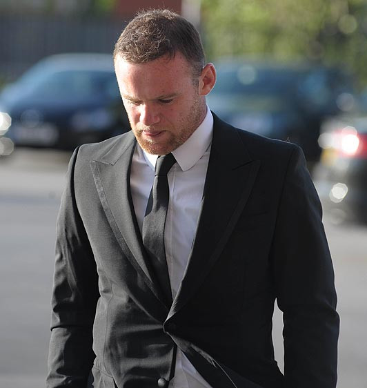 ...và Wayne Rooney không mấy vui vẻ khi tới dự Lễ trao giải cầu thủ xuất sắc nhất năm của Mancheter Unites ...và Wayne Rooney không mấy vui vẻ khi tới dự Lễ trao giải cầu thủ xuất sắc nhất năm của Mancheter Unites