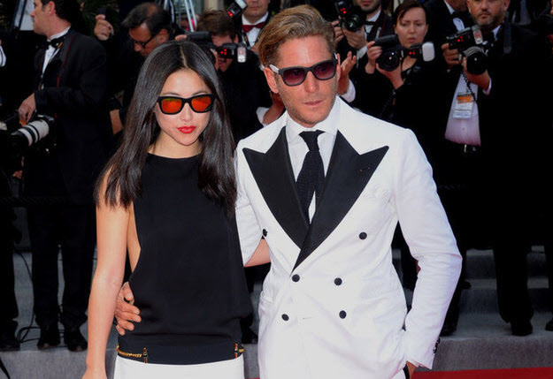 Xuất hiện tại buổi công chiếu bộ phim Madagascar 3: Thần tượng châu Âu ở Liên hoan phim Cannes lần thứ 65 cùng với bạn trai Lapo Elkann, siêu mẫu và diễn viên Zhu Zhu diện chiếc váy màu trang đen khoét lỗ 2 bên sườn táo bạo. Xuất hiện tại buổi công chiếu bộ phim Madagascar 3: Thần tượng châu Âu ở Liên hoan phim Cannes lần thứ 65 cùng với bạn trai Lapo Elkann, siêu mẫu và diễn viên Zhu Zhu diện chiếc váy màu trang đen khoét lỗ 2 bên sườn táo bạo.