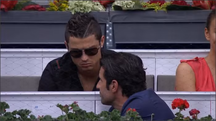 Ronaldo nói chuyện với Luis Figo