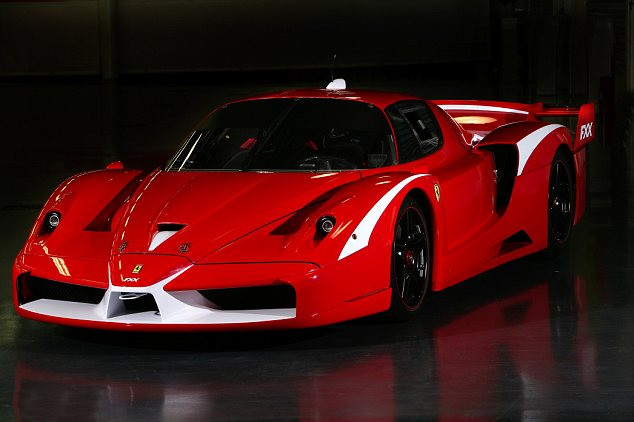 Khó nhận thấy sự khác biệt giữa chiếc Ferrari FXX thật này và chiếc xe đạp Fahrradi Farfall FFX.