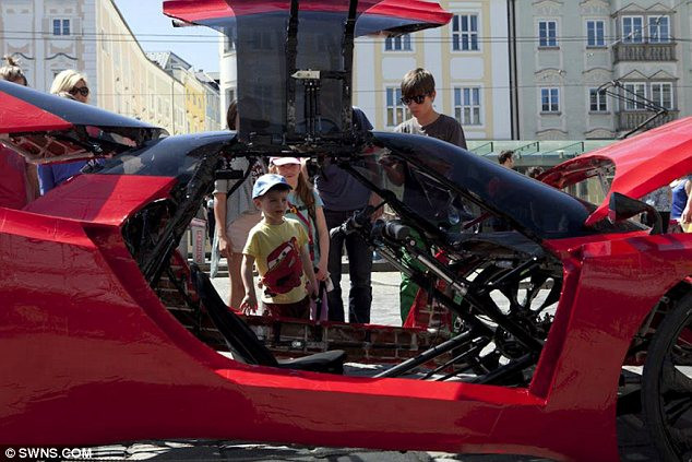 ...nhưng bộ khung bên trong chỉ là một chiếc xe đạp.