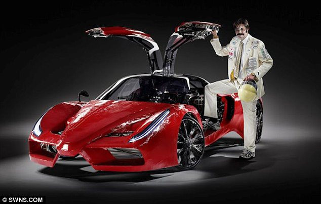 Nghệ sĩ Hannes Langeder bên cạnh chiếc xe đạp Fahrradi Farfall FFX có kiểu dáng rất độc đáo