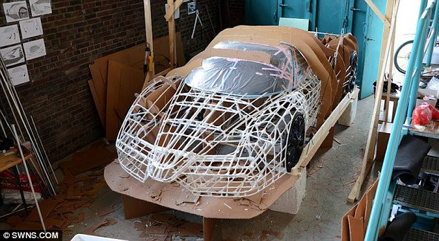 Khung bên ngoài của chiếc xe đạp Fahrradi Farfall FFX được làm từ vật liệu siêu nhẹ giúp tổng trọng lượng của nó chỉ nặng 100 kg.