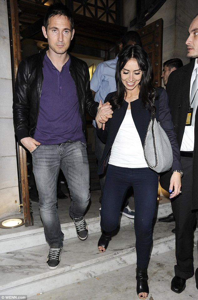 Frank Lampard đã không còn đủ tỉnh táo và phải nhờ vợ chưa cưới dắt tay khi rời khỏi hộp đêm Aura vào lúc 3 giờ 30 sáng.