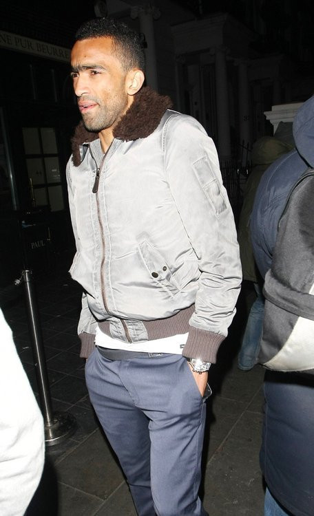 Hậu vệ Bosingwa dường như mặc chưa đủ ấm Hậu vệ Bosingwa dường như mặc chưa đủ ấm