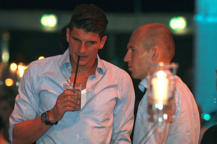 Robben và Mario Gomez trông như những người vô hồn. Robben và Mario Gomez trông như những người vô hồn.