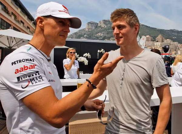 Michael Schumacher trò chuyện cùng với tiền vệ Toni Kroos