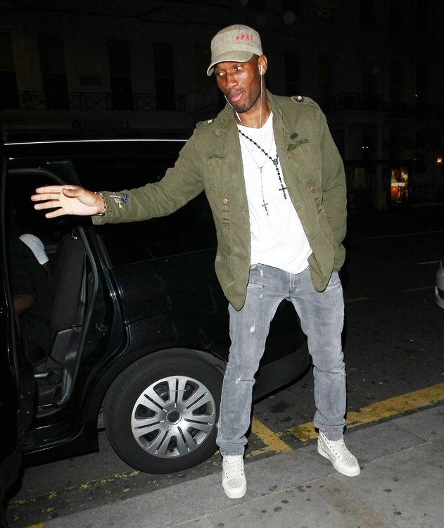 Như thường lệ, Drogba vẫn xuất hiện với phong cách thời trang bụi bặm Như thường lệ, Drogba vẫn xuất hiện với phong cách thời trang bụi bặm