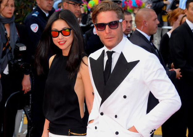 Xuất hiện tại buổi công chiếu bộ phim Madagascar 3: Thần tượng châu Âu ở Liên hoan phim Cannes lần thứ 65 cùng với bạn trai Lapo Elkann, siêu mẫu và diễn viên Zhu Zhu diện chiếc váy màu trang đen khoét lỗ 2 bên sườn táo bạo. Xuất hiện tại buổi công chiếu bộ phim Madagascar 3: Thần tượng châu Âu ở Liên hoan phim Cannes lần thứ 65 cùng với bạn trai Lapo Elkann, siêu mẫu và diễn viên Zhu Zhu diện chiếc váy màu trang đen khoét lỗ 2 bên sườn táo bạo.