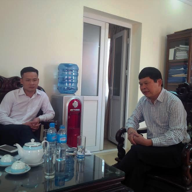 Ông Bùi Đình Cam (phải) trao đổi với phóng viên. Ảnh: Thụy Miên. Ông Bùi Đình Cam (phải) trao đổi với phóng viên. Ảnh: Thụy Miên.