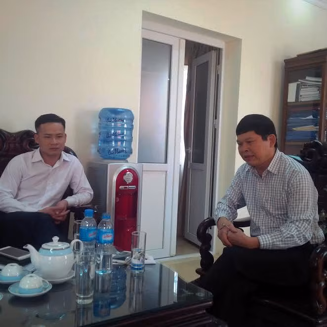 Ông Bùi Đình Cam (phải) trao đổi với phóng viên. Ảnh: Thụy Miên.