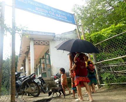 Phụ huynh đưa con tới trường tiểu học Trung Lý 2, khu Cá Ráng. Ảnh: Hữu Chí. Phụ huynh đưa con tới trường tiểu học Trung Lý 2, khu Cá Ráng. Ảnh: Hữu Chí.