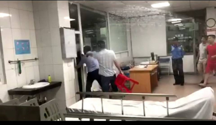 Bảo vệ bệnh viện vung dùi cui đập vỡ đầu người nhà bệnh nhân ảnh 2