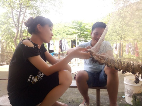 Thầy Tuất, cô Trang khâu lại chiếc chài vừa bị hỏng sau mỗi lần bắt cá. Ảnh của Hữu Chí. Thầy Tuất, cô Trang khâu lại chiếc chài vừa bị hỏng sau mỗi lần bắt cá. Ảnh của Hữu Chí.