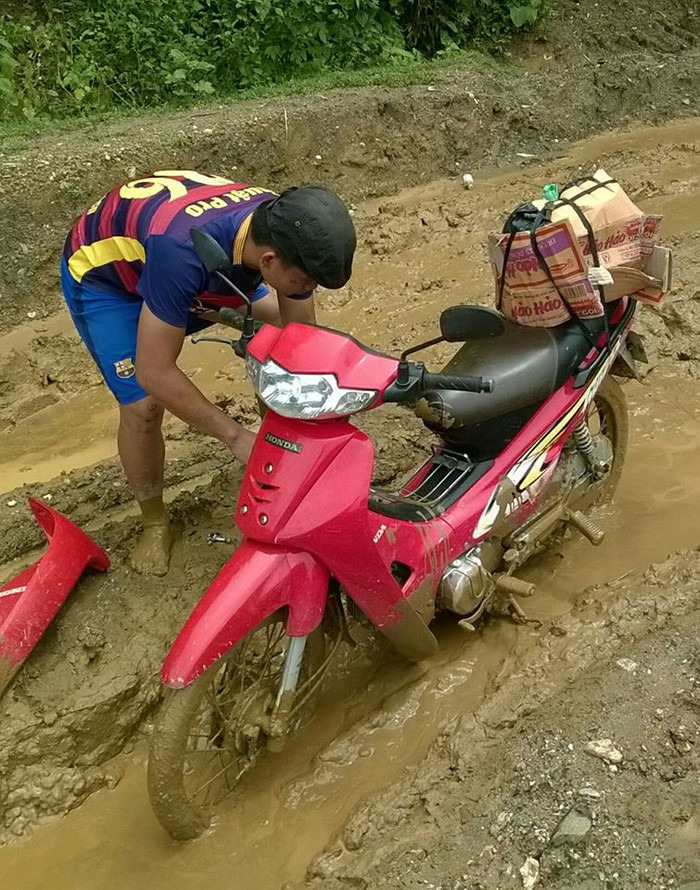 Quãng đường núi đầy bùn đất mỗi khi mưa xuống là thách thức không nhỏ đối với giáo viên cắm bản. Ảnh giáo viên cung cấp. Quãng đường núi đầy bùn đất mỗi khi mưa xuống là thách thức không nhỏ đối với giáo viên cắm bản. Ảnh giáo viên cung cấp.