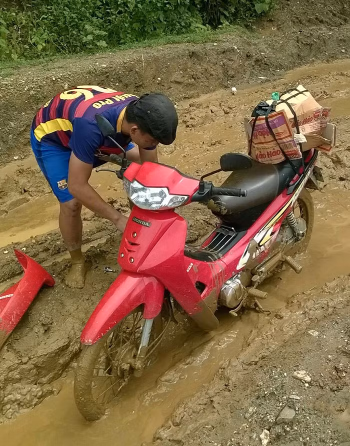 Quãng đường núi đầy bùn đất mỗi khi mưa xuống là thách thức không nhỏ đối với giáo viên cắm bản. Ảnh giáo viên cung cấp.