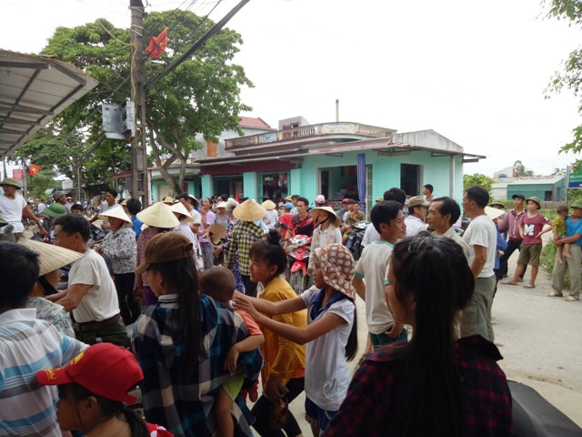 Trước đó, nhiều người dân xã Quảng Phúc kéo lên Ủy ban xã để phản đối việc nhập trường. Ảnh Hồng Đức/danviet.vn.