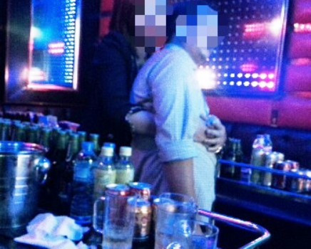 Người phụ nữ lạ tỏ ra khá chủ động khi ôm eo ông Bắc. Ảnh người dân cung cấp. Người phụ nữ lạ tỏ ra khá chủ động khi ôm eo ông Bắc. Ảnh người dân cung cấp.