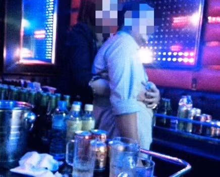 Người phụ nữ lạ tỏ ra khá chủ động khi ôm eo ông Bắc. Ảnh người dân cung cấp.