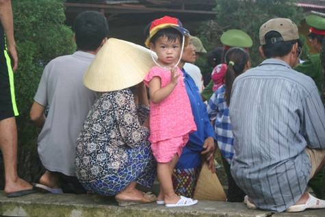 Một em nhỏ theo bố mẹ đến buổi đối thoại tại hội trường xã Quảng Phúc. Ảnh: Xuân Quang.