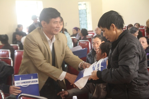 Ông Tô Văn Khang, Phó Chủ tịch phường (trái) Trường Thịnh phát quà cho bà con thuộc diện nghèo của phường. Ảnh: Quốc Toản.