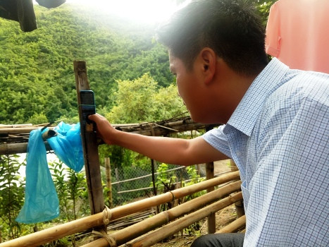 Chiếc điện thoại của thầy Lang Văn Tuất được gắn trên cột luồng để đón sóng. Ảnh: Hữu Chí. Chiếc điện thoại của thầy Lang Văn Tuất được gắn trên cột luồng để đón sóng. Ảnh: Hữu Chí.