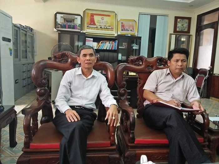 Ông Ngô Tôn Tẫn (trái), Chủ tịch Liên đoàn lao động tỉnh Thanh Hóa. Ảnh: Thụy Du.