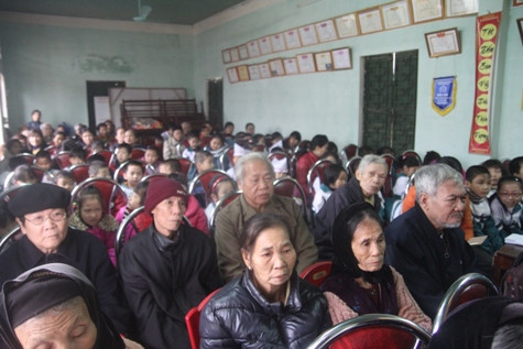 Bà con trật tự ngồi trong phòng họp. Ảnh: Quốc Toản