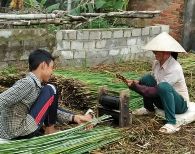 Sau những giờ học, học sinh cấp 2 Quảng Vọng phụ giúp gia đình làm chiếu cói. Ảnh của Du Thiên/giaoduc.net.vn. Sau những giờ học, học sinh cấp 2 Quảng Vọng phụ giúp gia đình làm chiếu cói. Ảnh của Du Thiên/giaoduc.net.vn.