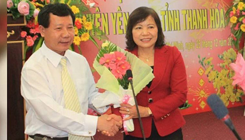Bà Ngô Thị Hoa - Cựu Chủ tịch huyện Yên Định (áo đỏ, bên phải) bị kỷ luật cảnh cáo vì tuyển dụng sai nhiều lao động trong ngành giáo dục (ảnh đăng trên Báo Thanh tra Chính phủ). Bà Ngô Thị Hoa - Cựu Chủ tịch huyện Yên Định (áo đỏ, bên phải) bị kỷ luật cảnh cáo vì tuyển dụng sai nhiều lao động trong ngành giáo dục (ảnh đăng trên Báo Thanh tra Chính phủ).