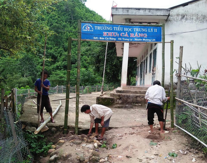 Nhiều điểm trường học của các em vùng cao xứ Thanh còn rất khó khăn. Nhiều điểm trường học của các em vùng cao xứ Thanh còn rất khó khăn.