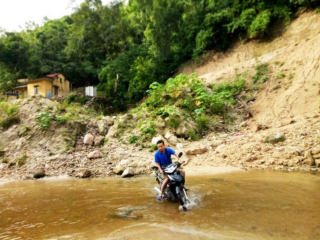 Để đến được với bản Cá Ráng, không còn cách nào khác là lội suối, vượt đèo. Ảnh: Hữu Chí. Để đến được với bản Cá Ráng, không còn cách nào khác là lội suối, vượt đèo. Ảnh: Hữu Chí.