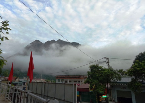 Bản Cò Cài nơi đóng chốt trường tiểu học Trung Lý 2 vẫn còn chìm khuất trong màn sương mờ ảo của buổi sớm mai. Ảnh: Hữu Chí. Bản Cò Cài nơi đóng chốt trường tiểu học Trung Lý 2 vẫn còn chìm khuất trong màn sương mờ ảo của buổi sớm mai. Ảnh: Hữu Chí.