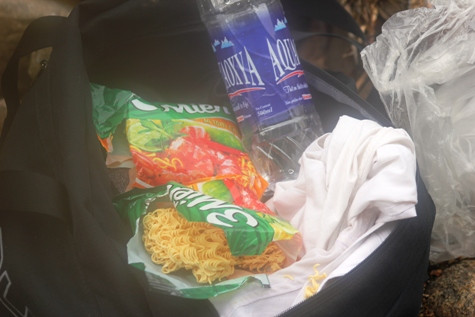 Phút nghỉ ngơi chỉ có mì tôm khô với nước nguội. Ảnh: Xuân Quang.