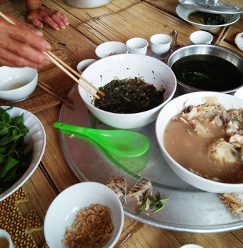 Cá, tôm sau mỗi lần đánh bắt sẽ được chế biến thành các món canh, kho để phục vụ cho bữa ăn hằng ngày. Ảnh: Xuân Quang.