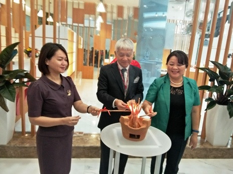 Ông Hiroharu Motohashi (giữa) cùng các vị khách làm lễ khai bếp, khánh thành Trung tâm đào tạo ẩm thực Ajinomoto Cooking Studio. Ảnh: Thụy Du.