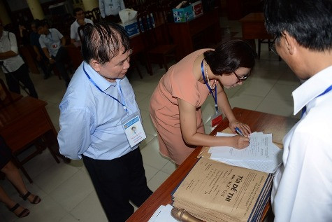 Thứ trưởng Bùi Văn Ga kiểm tra công tác thi tại điểm thi trường trung học phổ thông Việt Đức. Ảnh: Hồng Ngọc. Thứ trưởng Bùi Văn Ga kiểm tra công tác thi tại điểm thi trường trung học phổ thông Việt Đức. Ảnh: Hồng Ngọc.