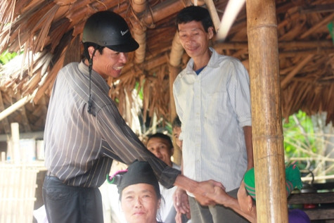 Động viên bà con đưa các cháu tới trường sau những ngày mưa lũ. Ảnh: Xuân Quang.