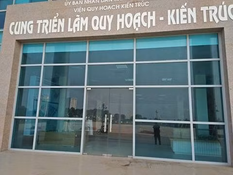 Viện Quy hoạch kiến trúc "cửa đóng then cài", mặt kính phủ đầy bụi (ảnh: THỤY MIÊN).