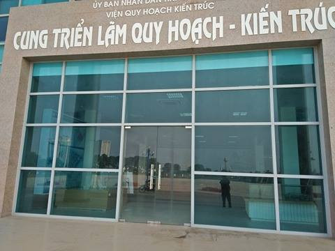 Viện Quy hoạch kiến trúc "cửa đóng then cài", mặt kính phủ đầy bụi (ảnh: THỤY MIÊN). Viện Quy hoạch kiến trúc "cửa đóng then cài", mặt kính phủ đầy bụi (ảnh: THỤY MIÊN).