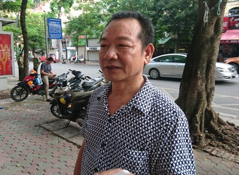 Phụ huynh Nguyễn Bá Cường chia sẻ: "Từ nhà tới điểm thi khoảng 10 phút chạy xe máy, sáng đi đường rất vắng vẻ, chạy xe thoải mái, không lo gì”. Ảnh: Hồng Ngọc. Phụ huynh Nguyễn Bá Cường chia sẻ: "Từ nhà tới điểm thi khoảng 10 phút chạy xe máy, sáng đi đường rất vắng vẻ, chạy xe thoải mái, không lo gì”. Ảnh: Hồng Ngọc.