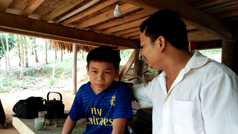 Thầy Hà Văn Cúc, giáo viên Trường Trung học cơ sở Yên Thắng, thăm hỏi, động viên học sinh trở lại trường học tập sau những ngày mưa bão. Ảnh: Xuân Quang.